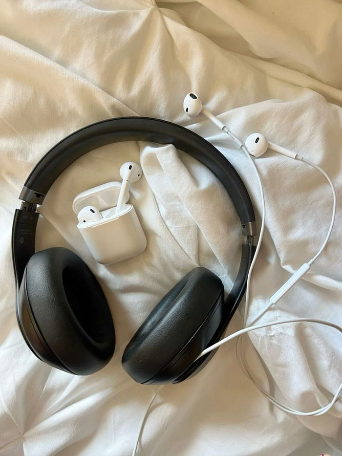 Earbuds vs Headphones: Which One Should You Pick?